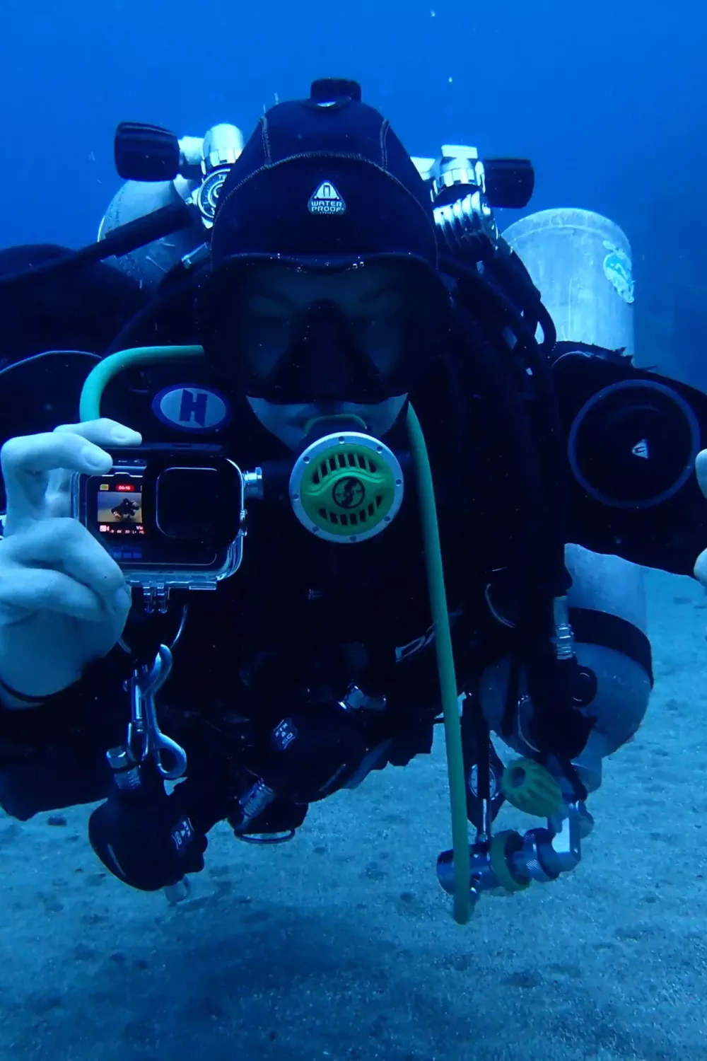 Persona realizando una inmersión de buceo